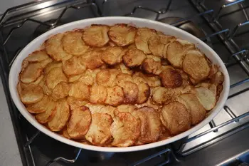 Gratinado de patatas con colmenillas y vino amarillo