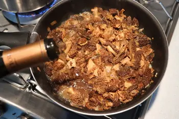 Gratinado de patatas con colmenillas y vino amarillo