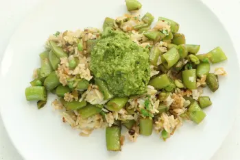 Guisantes nuevos al pesto