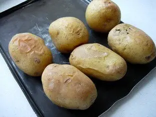 Patatas al horno, mantequilla o crema con hierbas