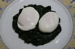 Huevos escalfados con espinacas y leche de queso Comté