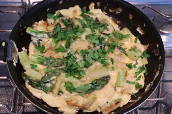 Huevos con espárragos verdes y queso parmesano