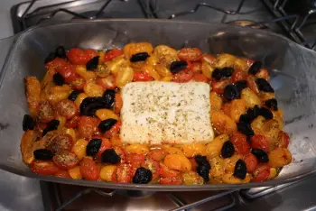 Pasta con tomates cherry, aceitunas y queso feta