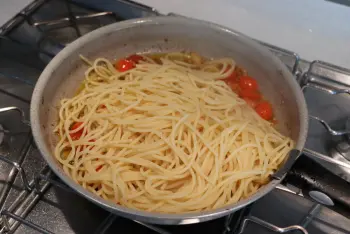 Espaguetis con tomate y pesto
