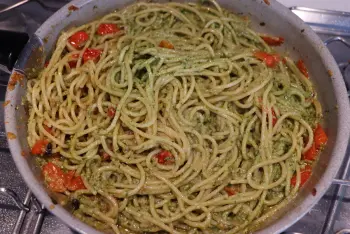 Espaguetis con tomate y pesto : etape 25