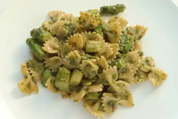 Farfalle con espárragos verdes