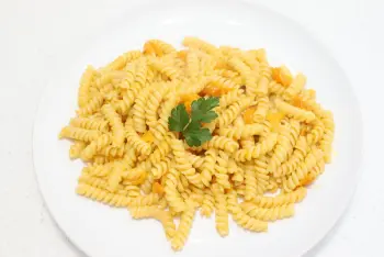 Pasta con tomates cherry y hierbas aromáticas