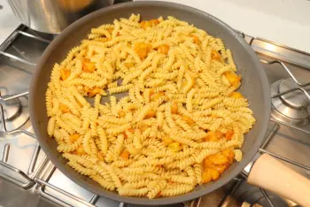 Pasta con tomates cherry y hierbas aromáticas : Etapa 6