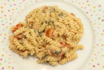 Pasta de Erika con queso feta, salmón, tomates cherry y espinacas