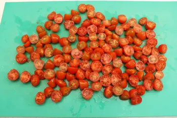 Pasta de Erika con queso feta, salmón, tomates cherry y espinacas : Etapa 1