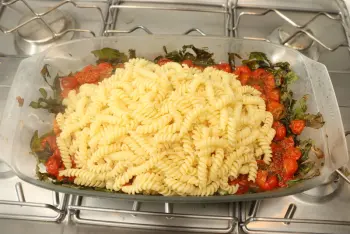 Pasta de Erika con queso feta, salmón, tomates cherry y espinacas : Etapa 10