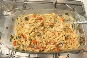Pasta de Erika con queso feta, salmón, tomates cherry y espinacas : Etapa 11