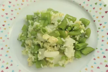 Arroz frito con nabos y guisantes nuevos