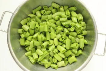 Arroz frito con nabos y guisantes nuevos