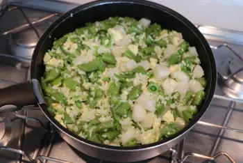 Arroz frito con nabos y guisantes nuevos