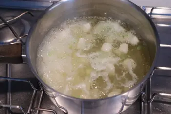 Arroz frito con nabos y guisantes nuevos
