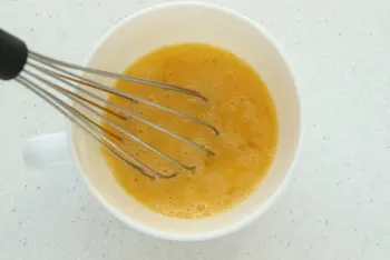 Arroz frito con nabos y guisantes nuevos