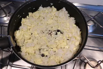 Arroz frito con nabos y guisantes nuevos