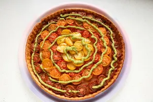 Fina tarta de tomates cherry y salsa pesto