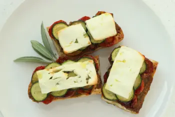 Tartines con calabacín y tomate gratinado