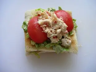 Sandwich club de cangrejo y salmón ahumado