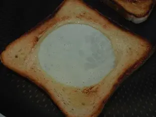 Huevo frito sobre tostada