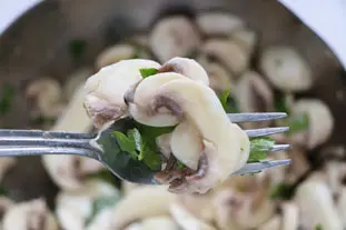 Ensalada sencilla de champiñones y tomillo-limón en 3 formas