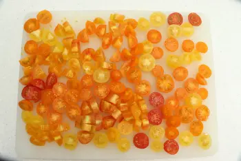 Ensalada de tomates cherry, lechuga y virutas de parmesano : Etapa 1