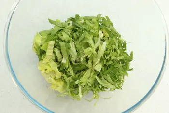 Ensalada de tomates cherry, lechuga y virutas de parmesano : Etapa 3