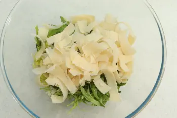 Ensalada de tomates cherry, lechuga y virutas de parmesano : Etapa 4