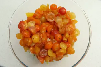 Ensalada de tomates cherry, lechuga y virutas de parmesano : Etapa 5