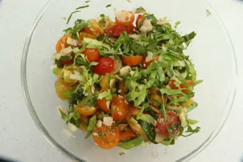 Ensalada de tomates cherry, lechuga y virutas de parmesano : Etapa 6