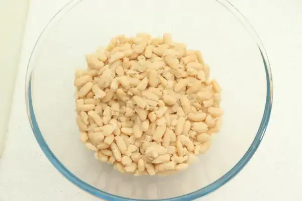 Ensalada de alubias blancas, atún y queso cheddar
