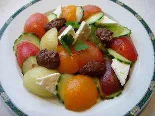 Ensalada de pepinos y tomates muticolores