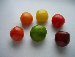 Ensalada de pepinos y tomates muticolores