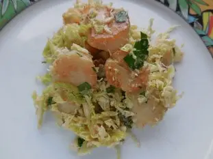 Ensalada templada de vieiras con col