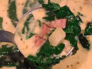 Sopa con espinaca fresca