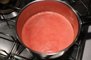 Tarta fina, gelatina de tomates y aguacates 