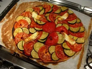 Tarta fina con tomates y calabacín