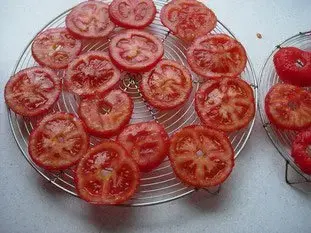 Tarta fina con tomates y calabacín