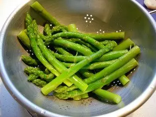 Vieiras con puntas de espárragos verdes y parmesano : Foto de la etapa3