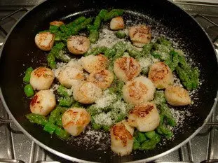 Vieiras con puntas de espárragos verdes y parmesano : Foto de la etapa8