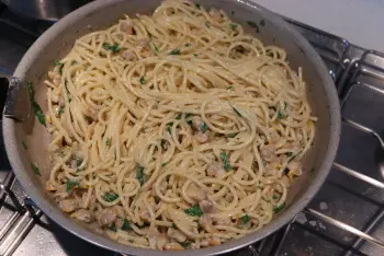 Espaguetis cremosos con berberechos y perejil : Foto de la etapa26