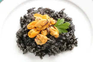 Mejillones con arroz negro