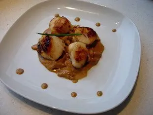 Salteado de vieiras y rebozuelos, salsa de Noilly