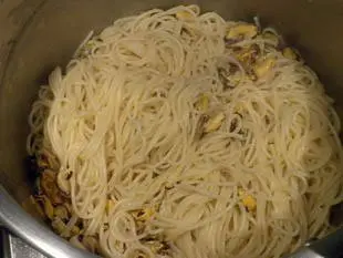Espaguetis con mejillones y albahaca