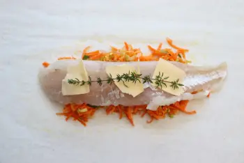 Filete de pescadilla en papillote con zanahorias, limón y puerros : Etapa 8