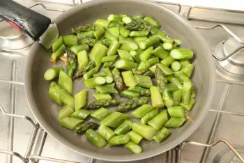 Filete de bacalao con espárragos verdes y almendras : Etapa 7