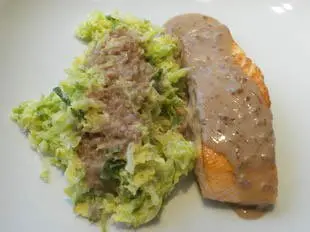 Salmón a la sartén con col verde
