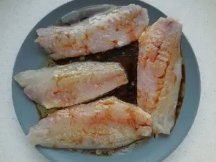 Filetes de lenguado marinados con soja